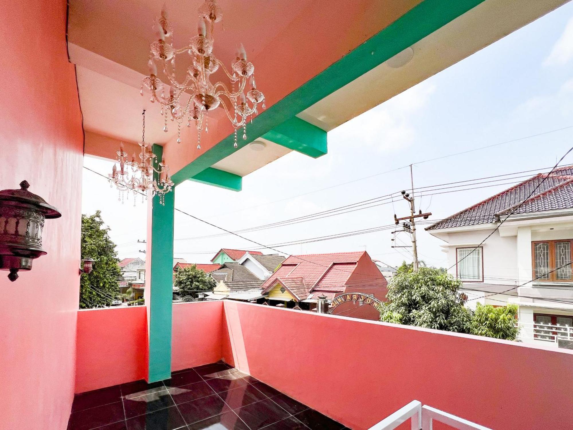 Reddoorz Near Sunrise Mall Mojokerto Exteriör bild