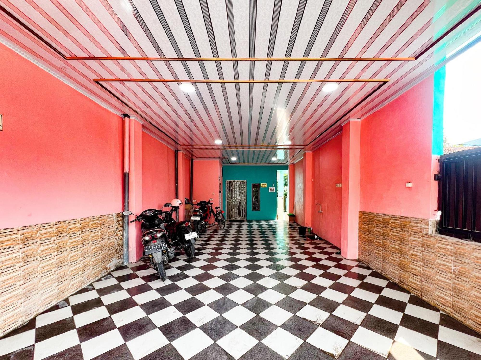 Reddoorz Near Sunrise Mall Mojokerto Exteriör bild
