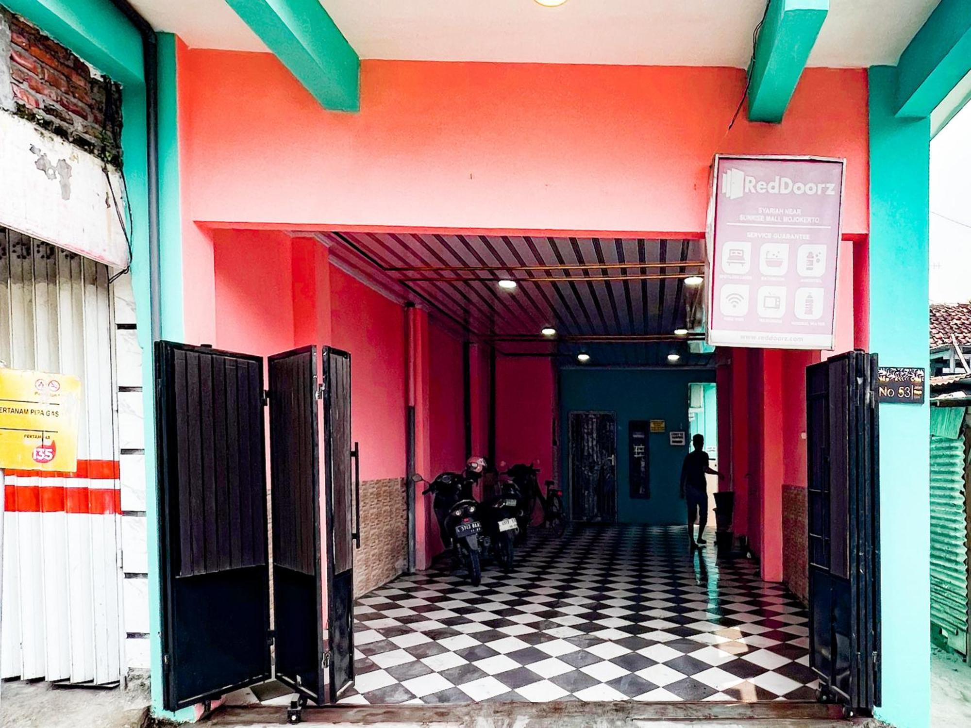 Reddoorz Near Sunrise Mall Mojokerto Exteriör bild