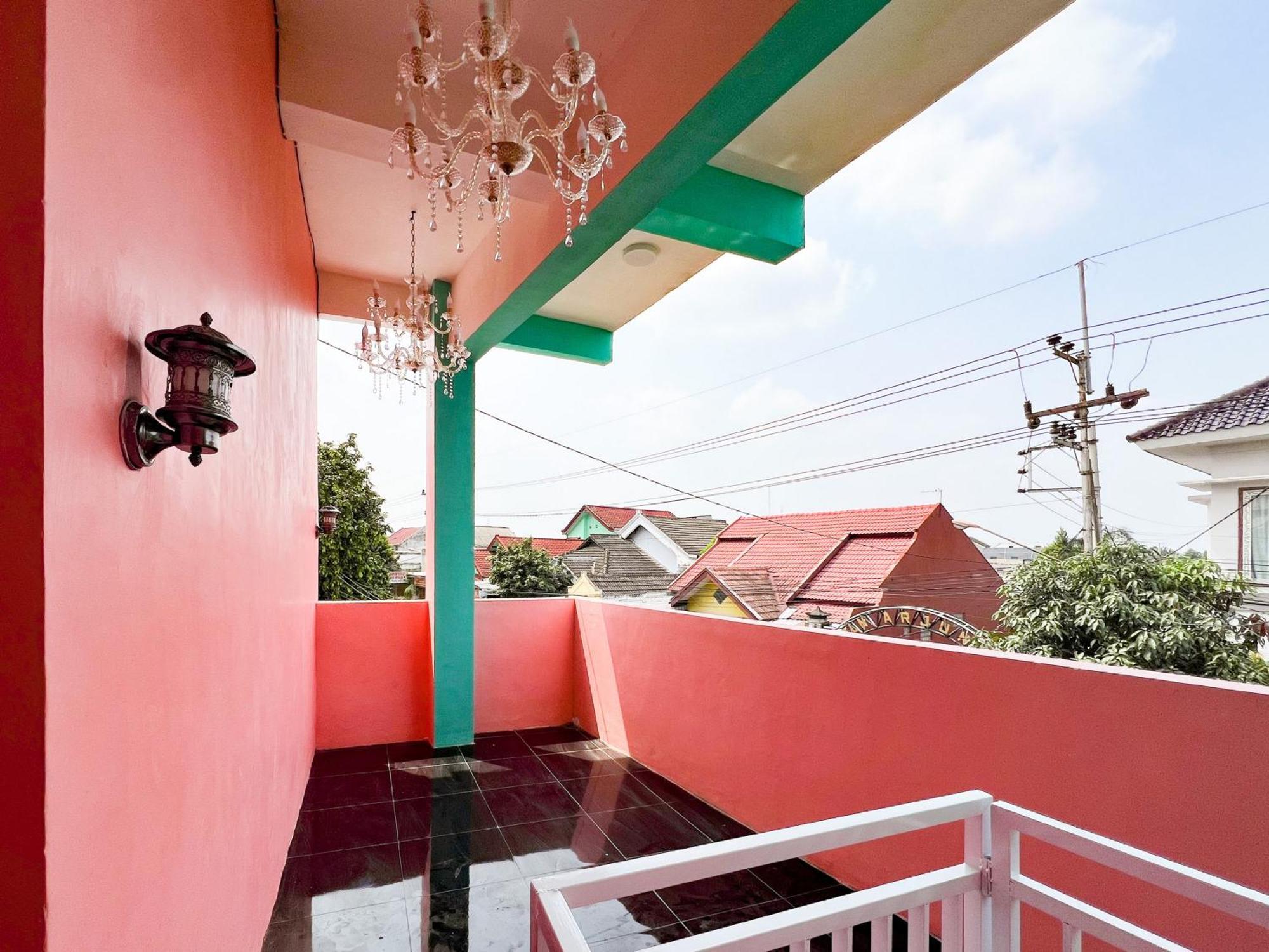 Reddoorz Near Sunrise Mall Mojokerto Exteriör bild