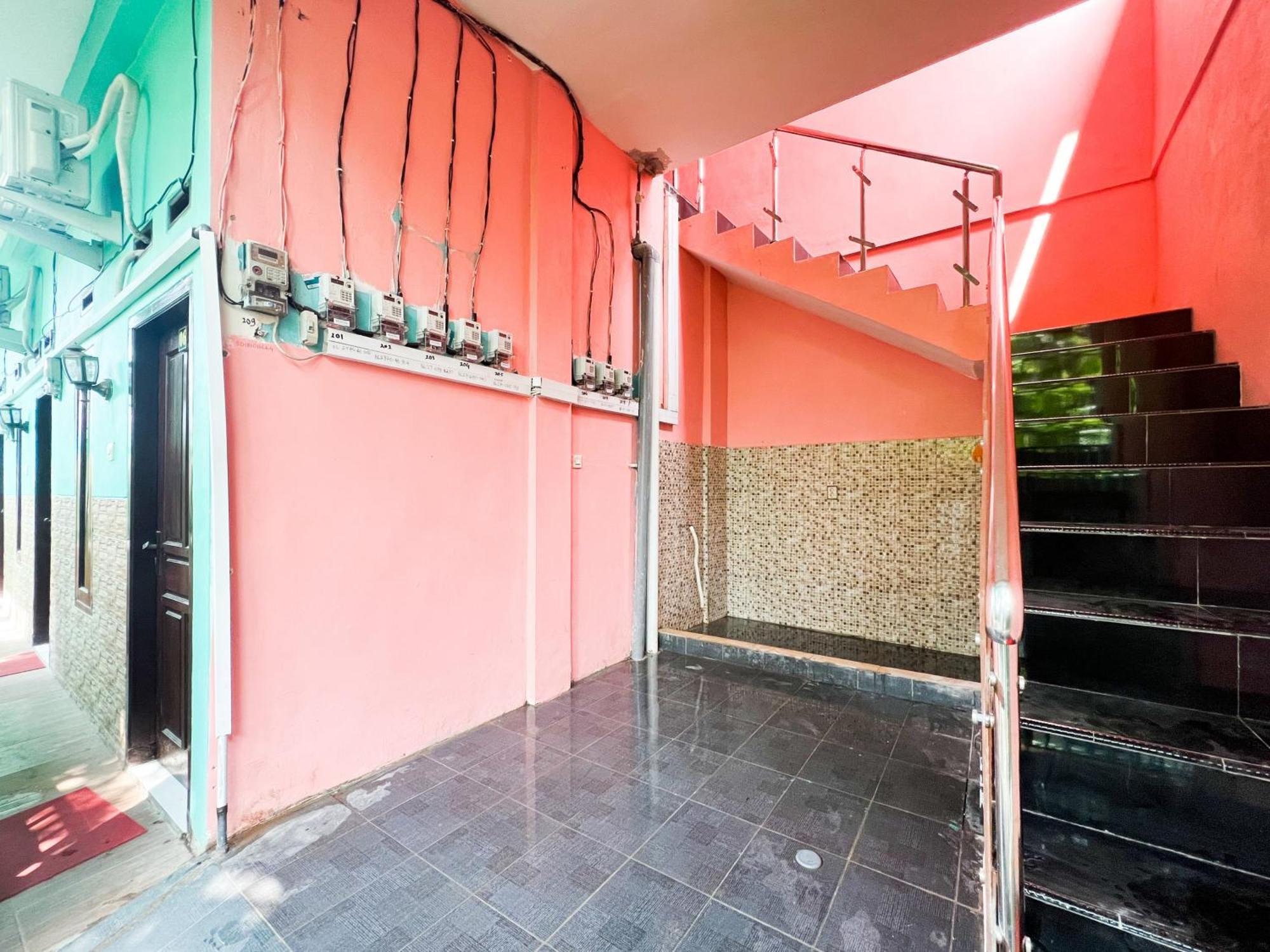Reddoorz Near Sunrise Mall Mojokerto Exteriör bild