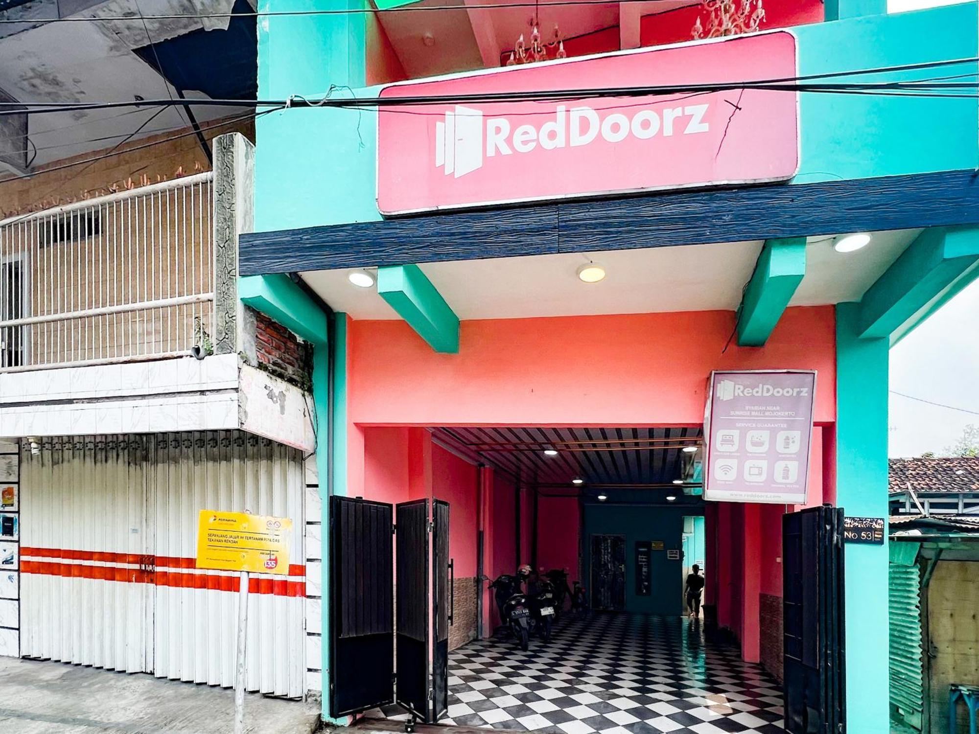 Reddoorz Near Sunrise Mall Mojokerto Exteriör bild