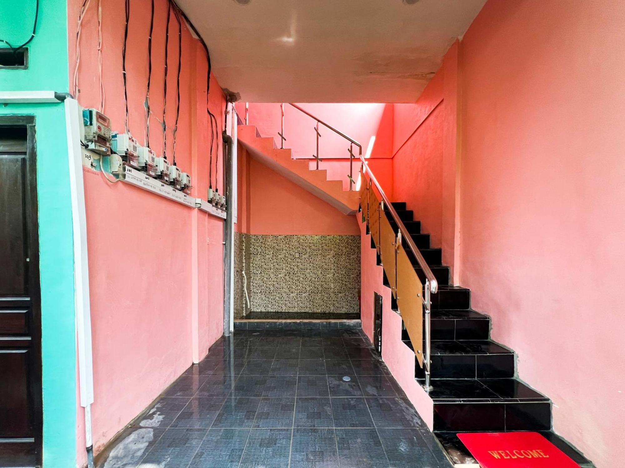 Reddoorz Near Sunrise Mall Mojokerto Exteriör bild